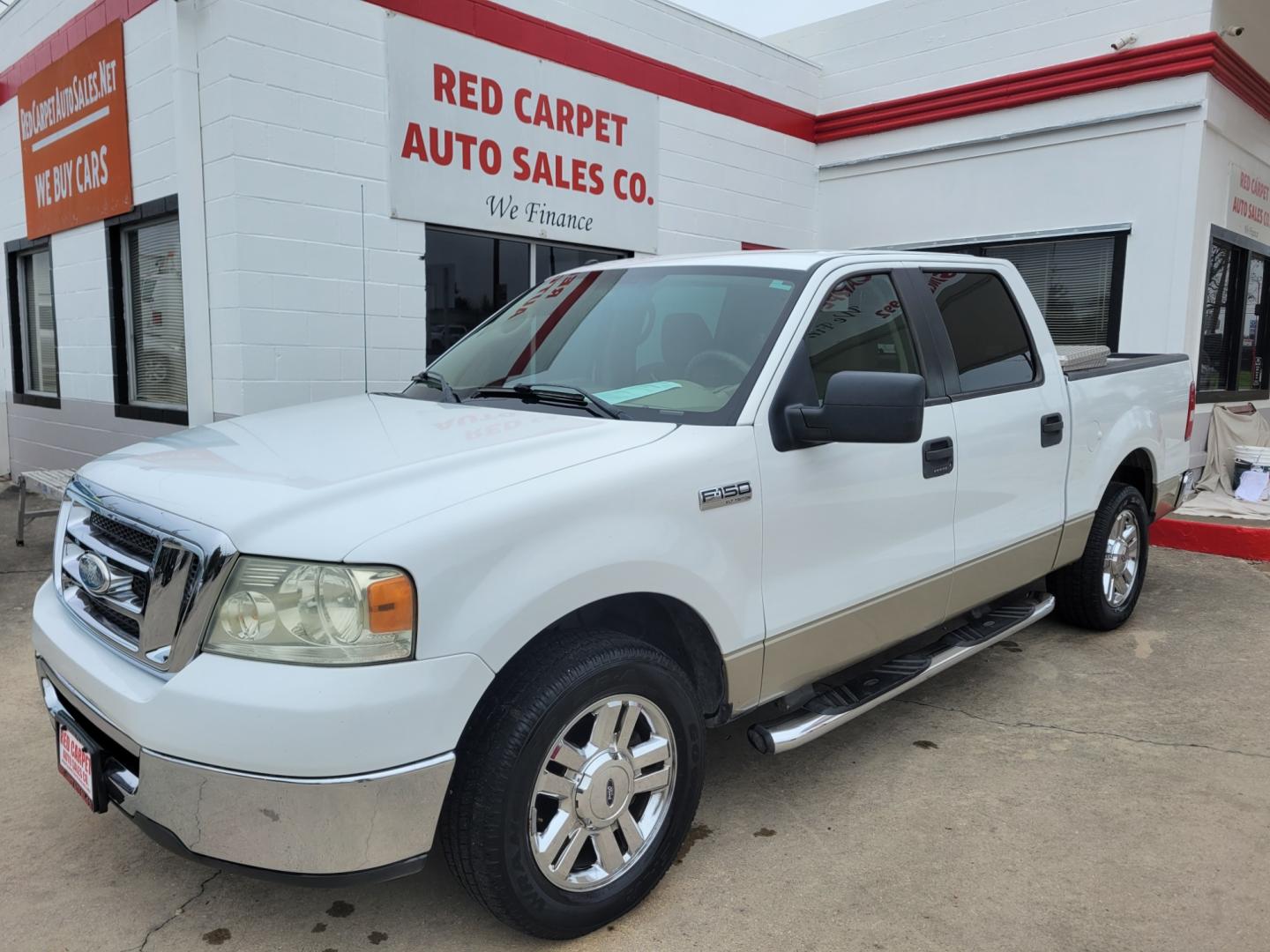 2008 WHITE Ford F-150 Lariat SuperCrew 2WD (1FTRW12W28F) with an 4.6L V8 SOHC 16V engine, 4-Speed Automatic Overdrive transmission, located at 503 West Court, Seguin, TX, 78155, (830) 379-3373, 29.568621, -97.969803 - Photo#0